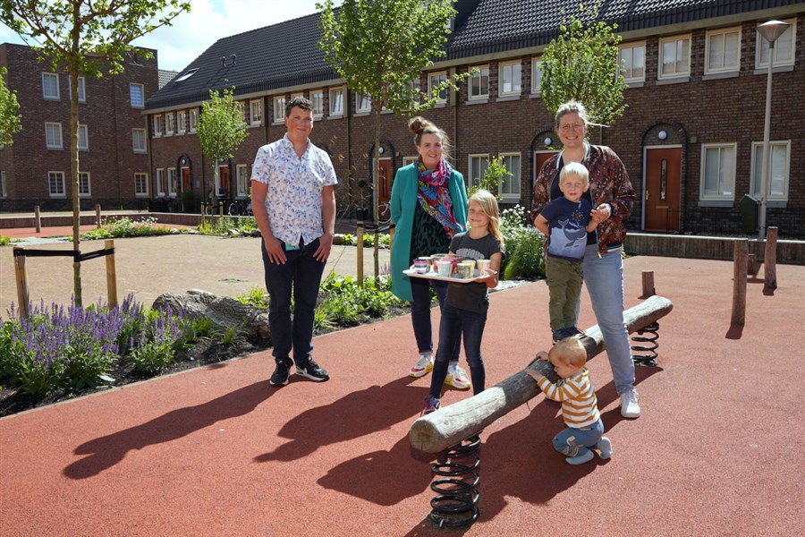 Bericht Bewoners: ‘Heetste plein in Moerwijk nu groen en koel’  bekijken